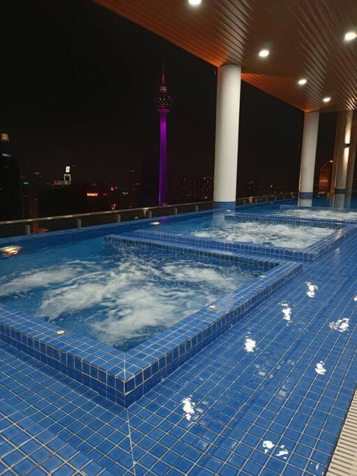C14b Modern Infinity Pool Klcc Balcony View Kuala Lumpur