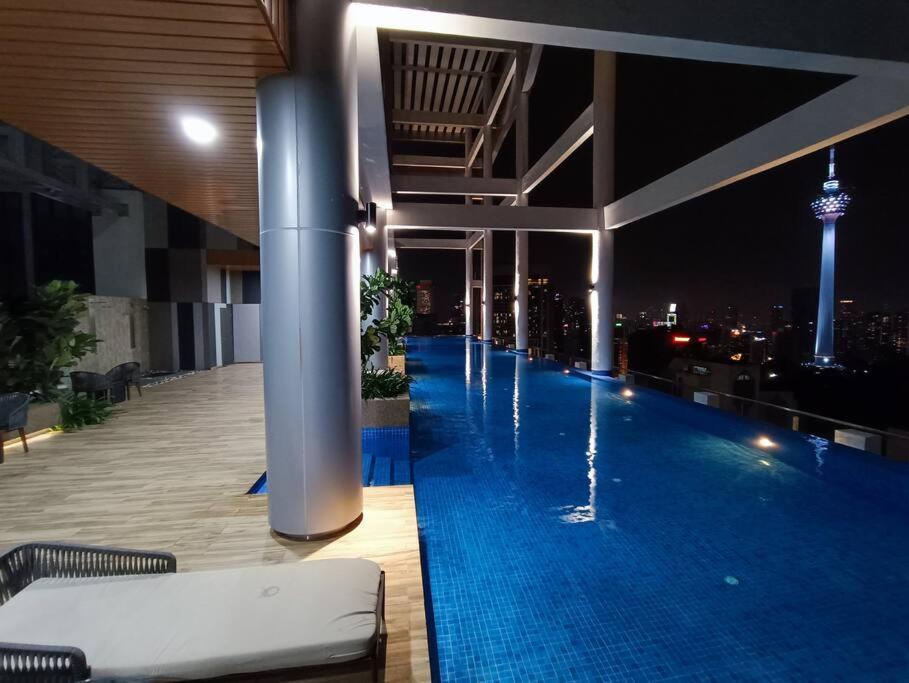 C14b Modern Infinity Pool Klcc Balcony View *