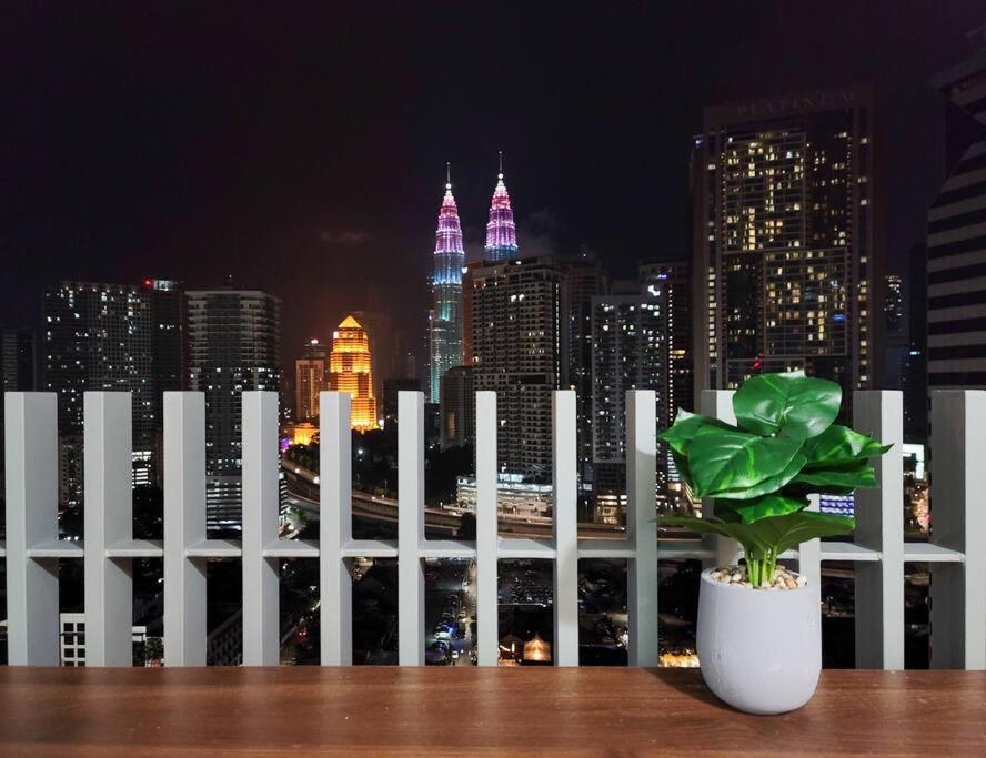 C14b Modern Infinity Pool Klcc Balcony View Kuala Lumpur
