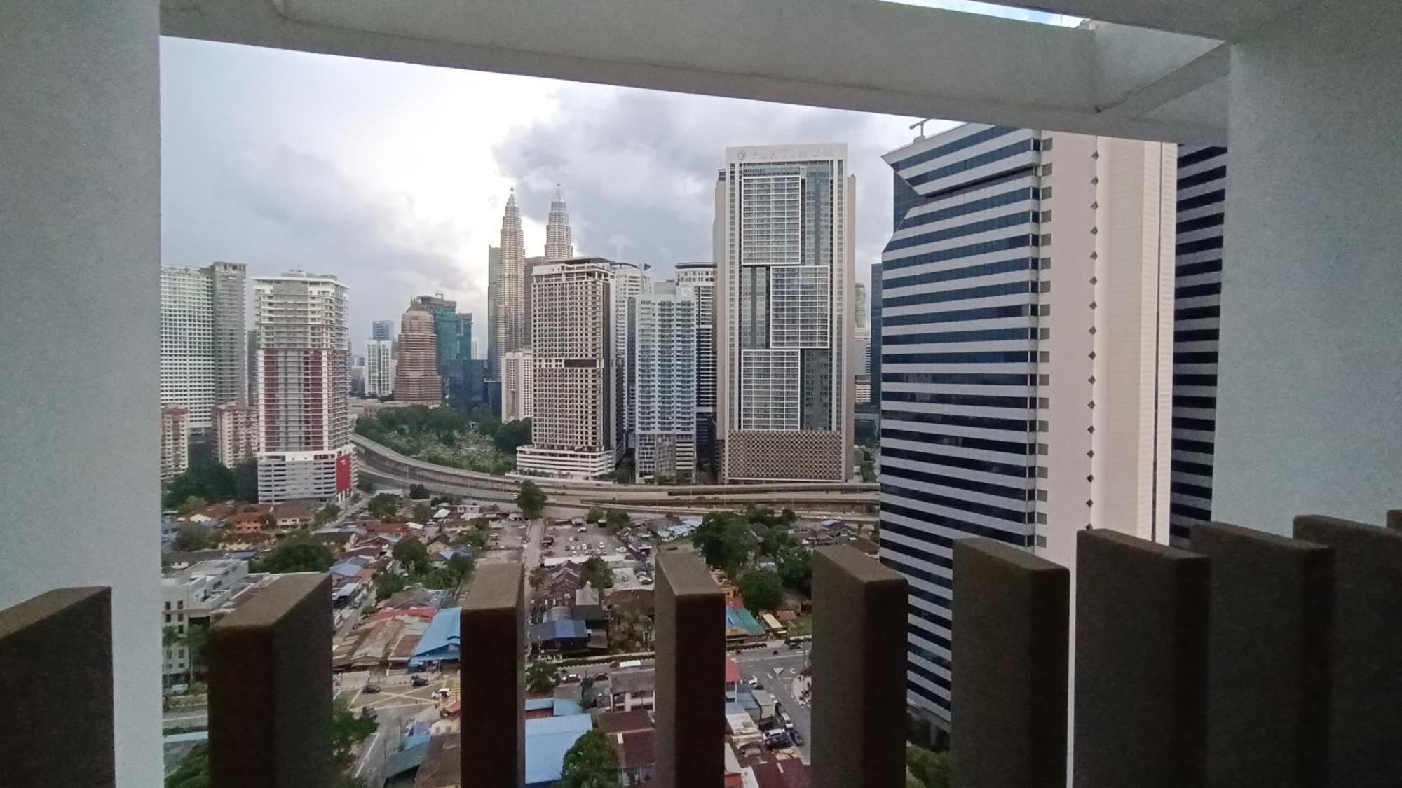 C14b Modern Infinity Pool Klcc Balcony View *