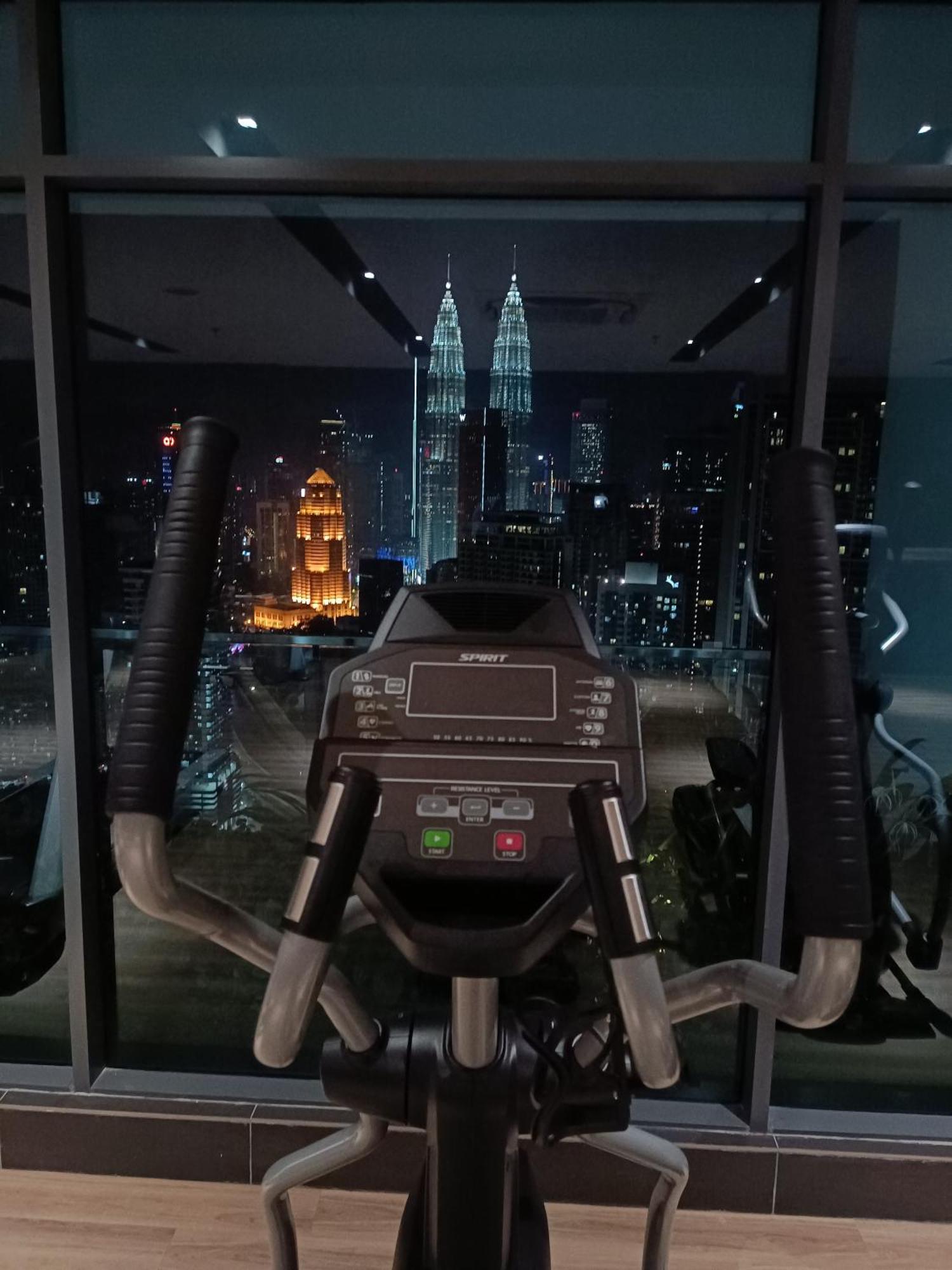 C14b Modern Infinity Pool Klcc Balcony View Kuala Lumpur