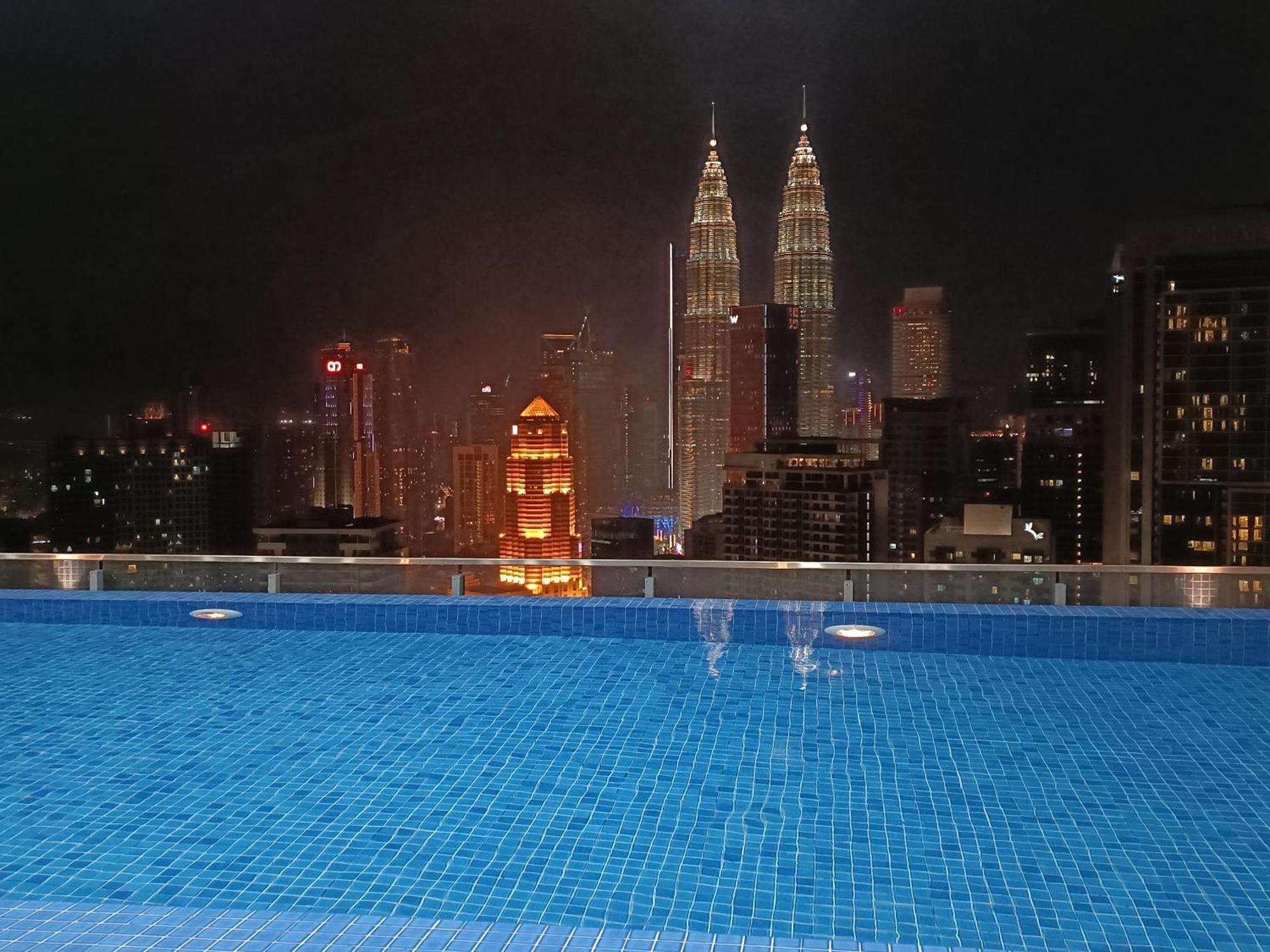 C14b Modern Infinity Pool Klcc Balcony View