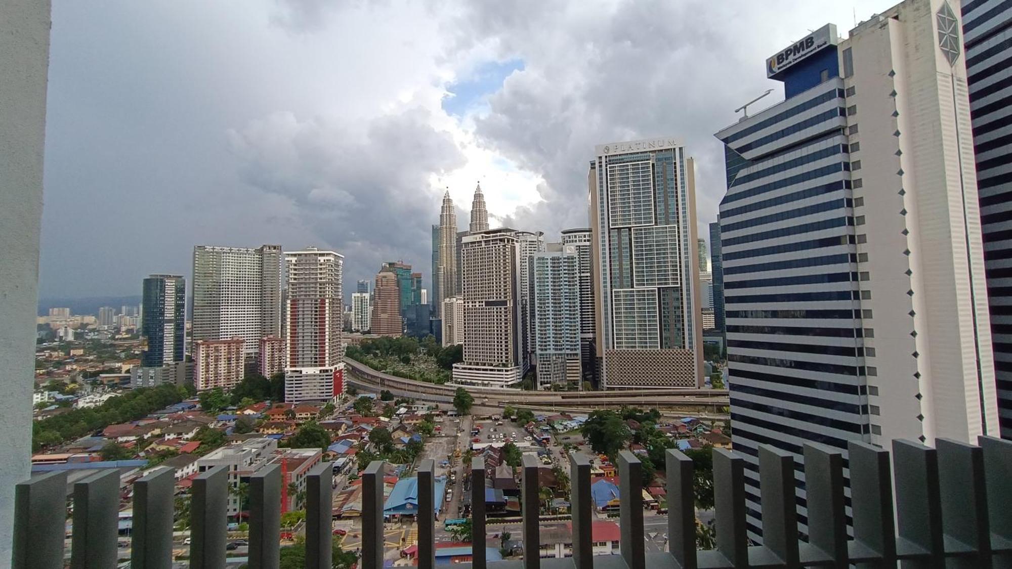 C14b Modern Infinity Pool Klcc Balcony View Apartment Kuala Lumpur